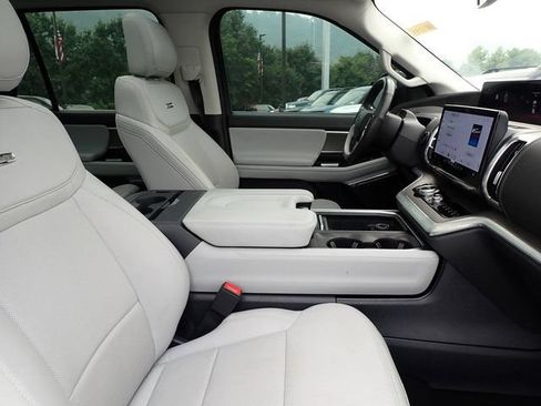Used 2025 Ford Expedition Platinum w/ Driver's Package AWD/4WD image 10