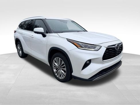 Used 2023 Toyota Highlander Platinum image 3