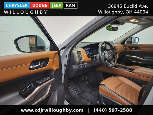 Used 2025 Nissan Pathfinder Platinum AWD/4WD image 13
