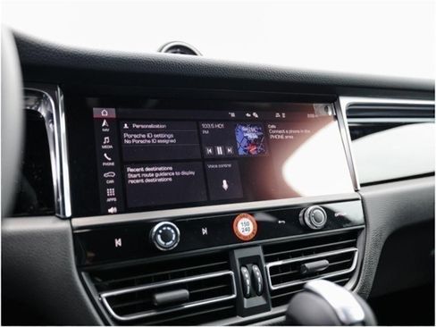 Certified 2025 Porsche Macan image 18