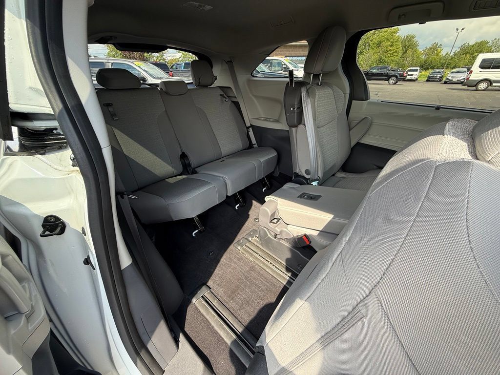 Used 2024 Toyota Sienna LE AWD/4WD image 18