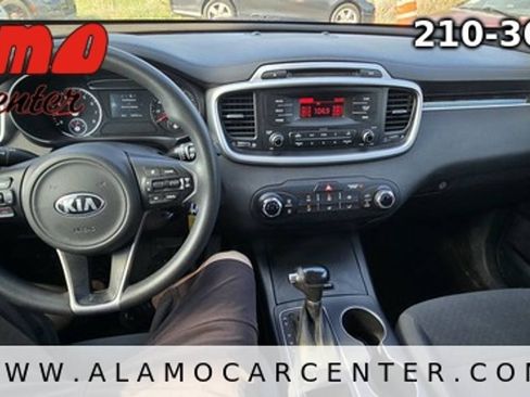 Used 2017 Kia Sorento L FWD image 39