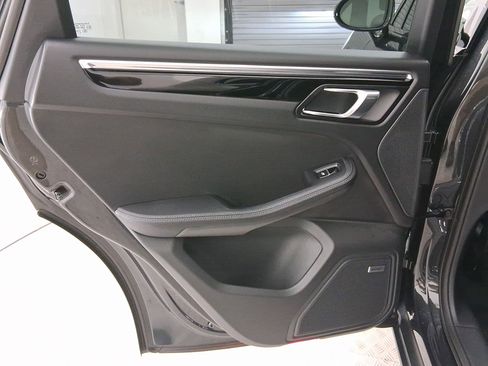 Used 2026 Porsche Macan AWD/4WD image 31