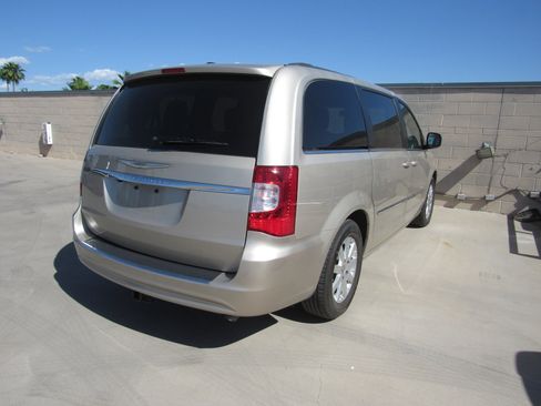 Used 2014 Chrysler Town & Country Touring image 3