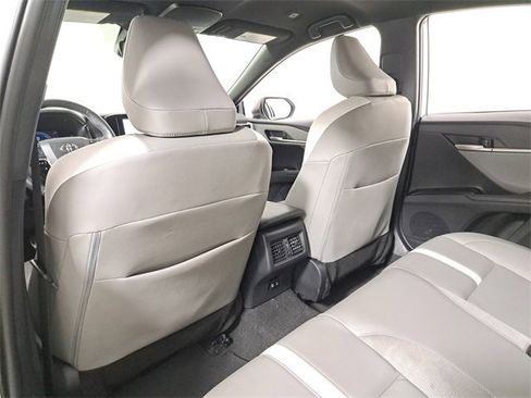 Used 2025 Toyota Camry SE image 11