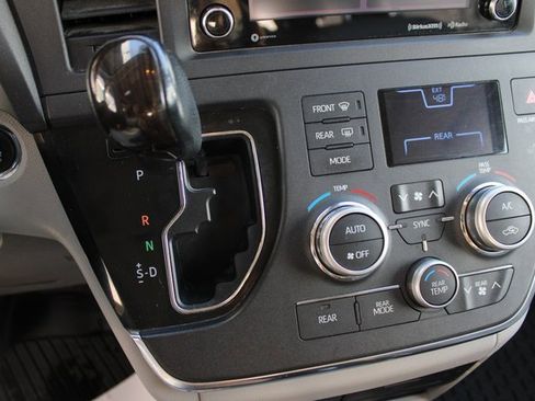 Used 2018 Toyota Sienna Limited image 29