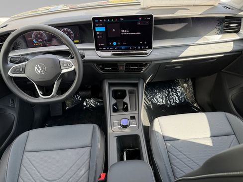 New 2025 Volkswagen Tiguan SE image 10