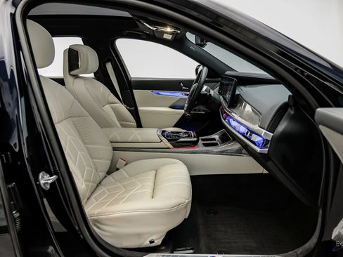 Used 2025 BMW i7 xDrive60 AWD/4WD image 50