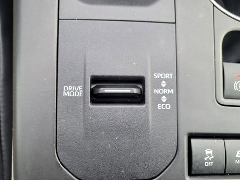 Used 2021 Toyota Highlander XLE FWD image 25