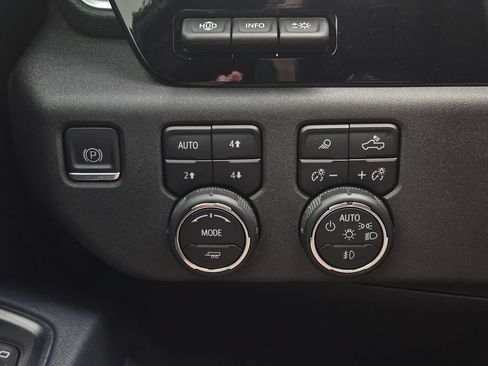 Used 2023 Chevrolet Silverado 1500 High Country w/ High Country Premium Package AWD/4WD image 28