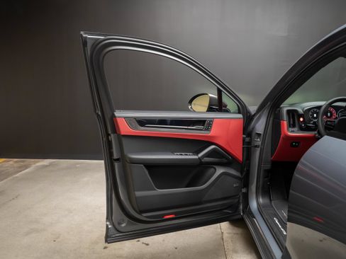 Certified 2026 Porsche Cayenne GTS AWD/4WD image 31