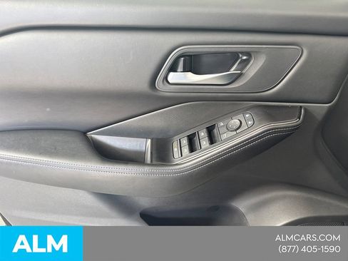 Used 2025 Nissan Rogue SV image 14