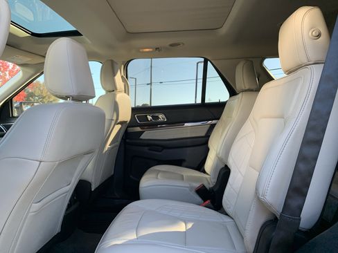 Used 2018 Ford Explorer Platinum image 32