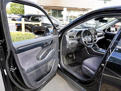 Used 2024 Toyota Highlander LE FWD image 38