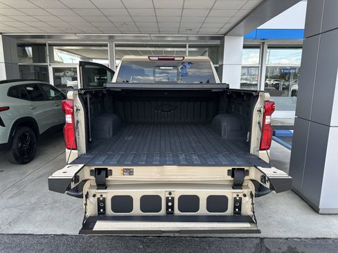 Used 2022 Chevrolet Silverado 1500 LT Trail Boss w/ LT Trail Boss Premium Package AWD/4WD image 36