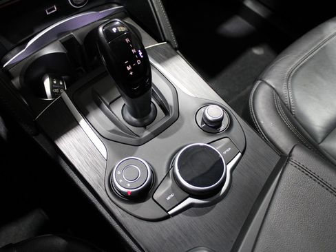 Used 2018 Alfa Romeo Stelvio Base image 30