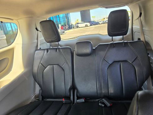 Used 2022 Chrysler Pacifica Touring-L FWD image 10