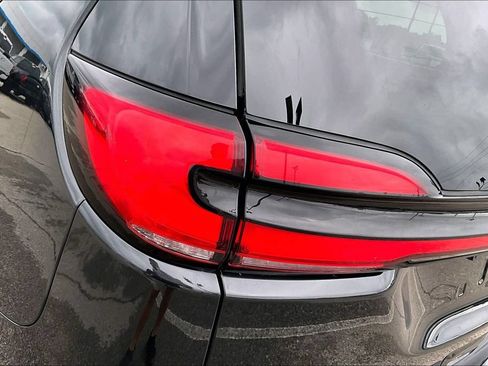 Used 2023 Chrysler Pacifica Touring-L FWD image 29