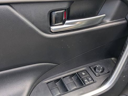 Used 2021 Toyota RAV4 XLE w/ Convenience Package FWD image 14