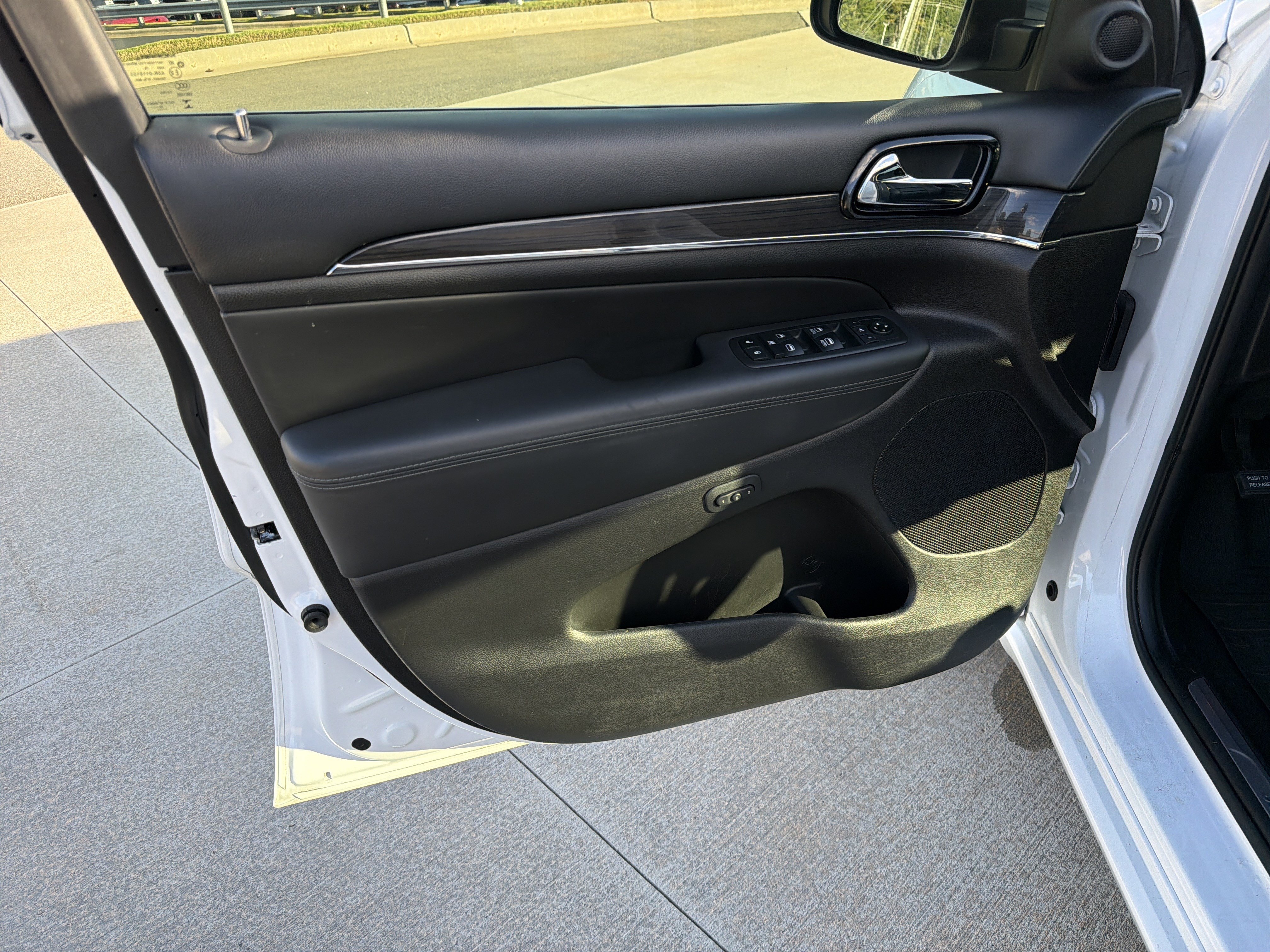 Used 2020 Jeep Grand Cherokee Overland AWD/4WD image 14