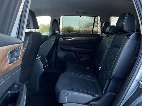 Used 2025 Volkswagen Atlas SE image 12