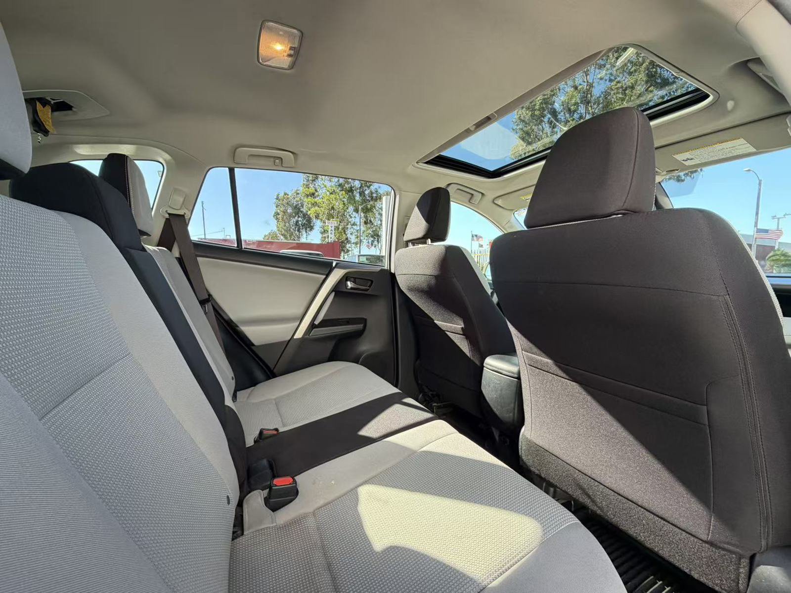 Used 2018 Toyota RAV4 XLE FWD image 10