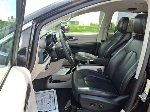 Used 2024 Chrysler Pacifica Touring-L FWD image 25