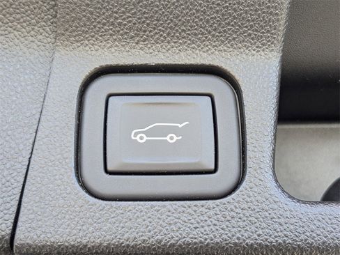 Certified 2023 GMC Acadia SLT w/ Preferred Package image 16