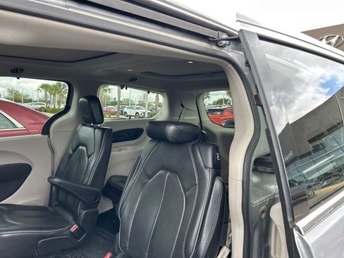 Used 2020 Chrysler Pacifica Limited image 7