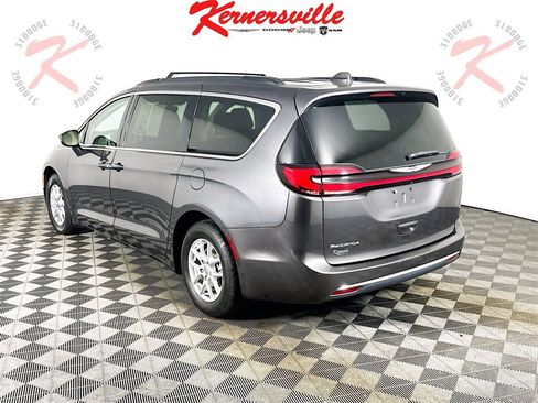 Used 2022 Chrysler Pacifica Touring-L image 5