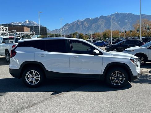 Used 2023 GMC Terrain SLE image 2