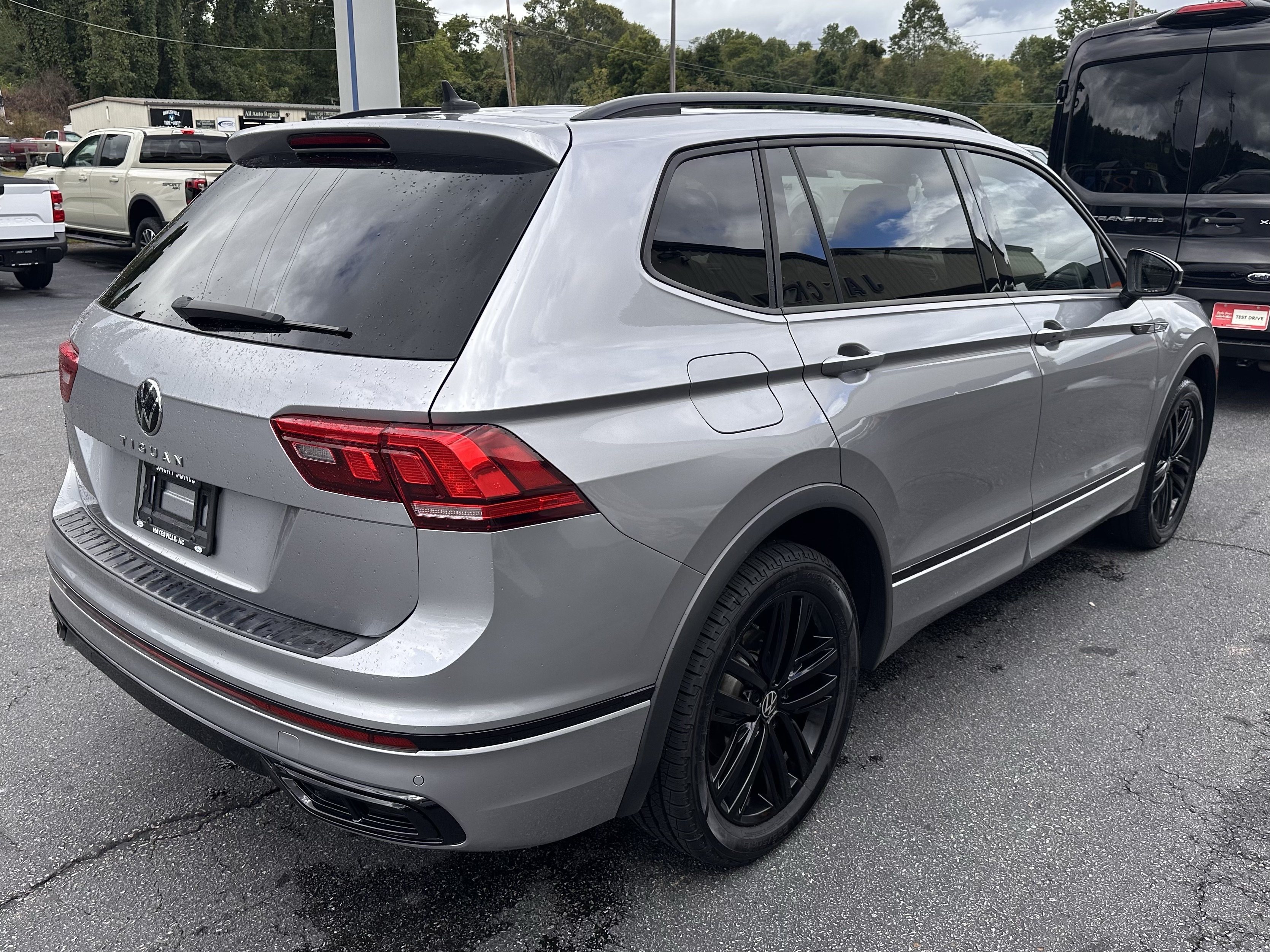 Used 2022 Volkswagen Tiguan SE R-Line FWD image 6