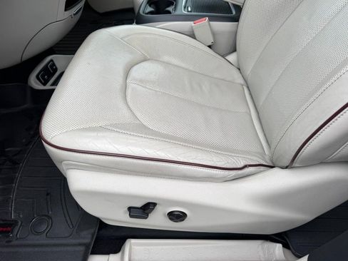 Used 2017 Chrysler Pacifica Limited image 17