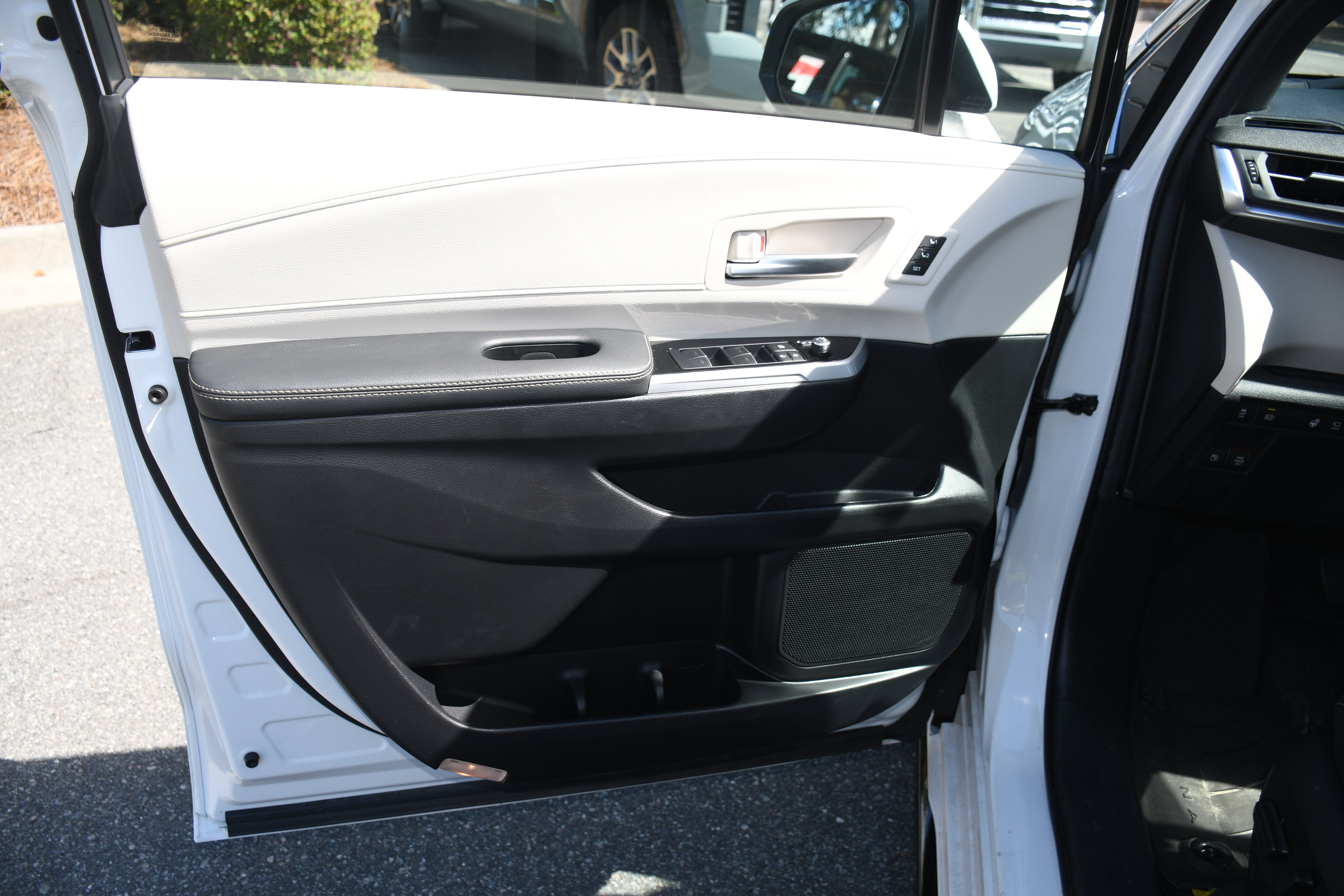 Certified 2025 Toyota Sienna Platinum AWD/4WD image 10
