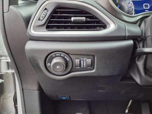 New 2026 Chrysler Pacifica Select image 13