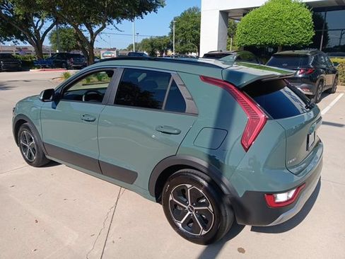 Used 2023 Kia Niro EX FWD image 7