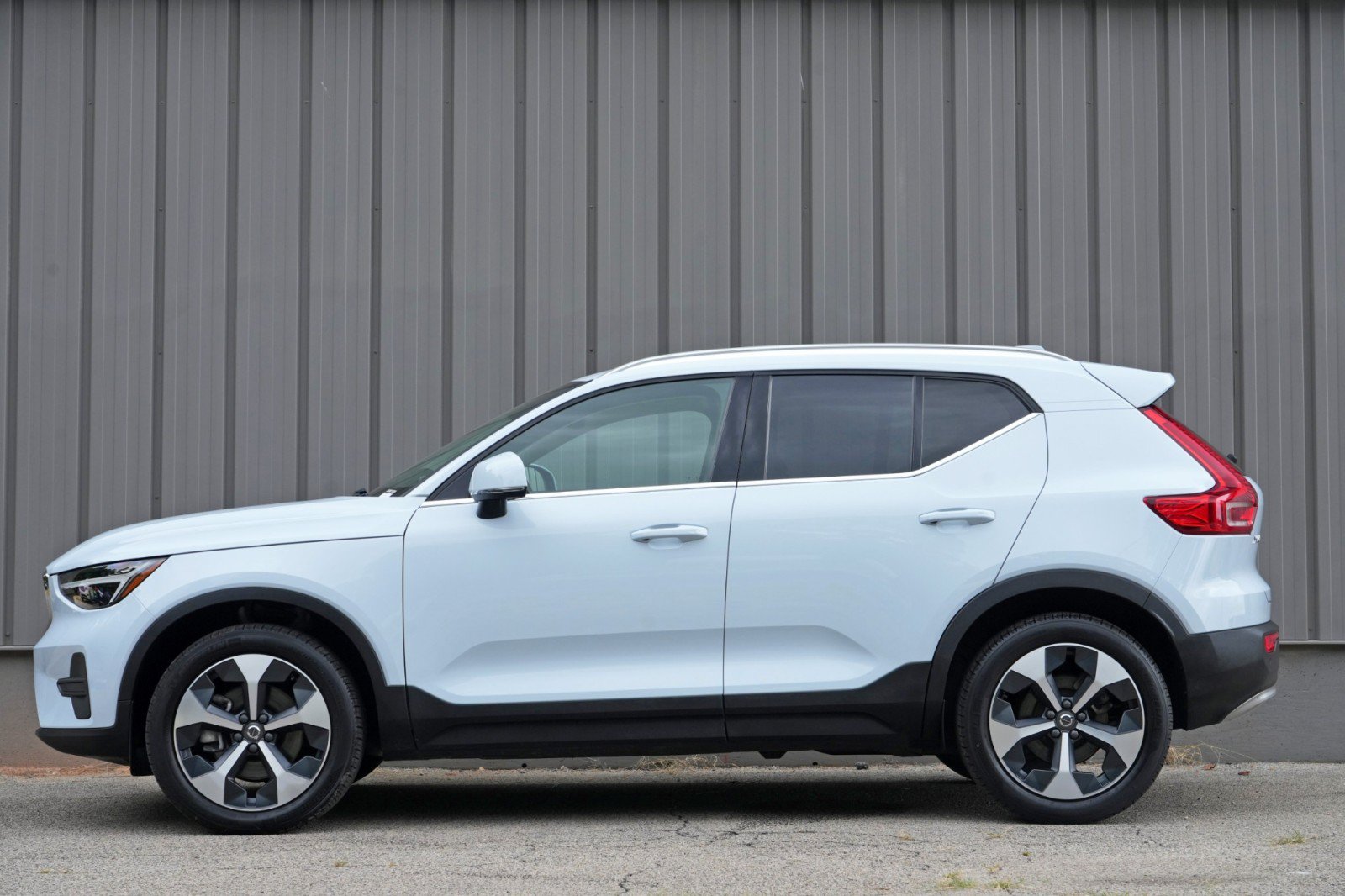 Used 2025 Volvo XC40 B5 Core w/ Climate Package AWD/4WD image 7