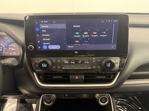 Used 2025 Toyota Grand Highlander AWD image 16