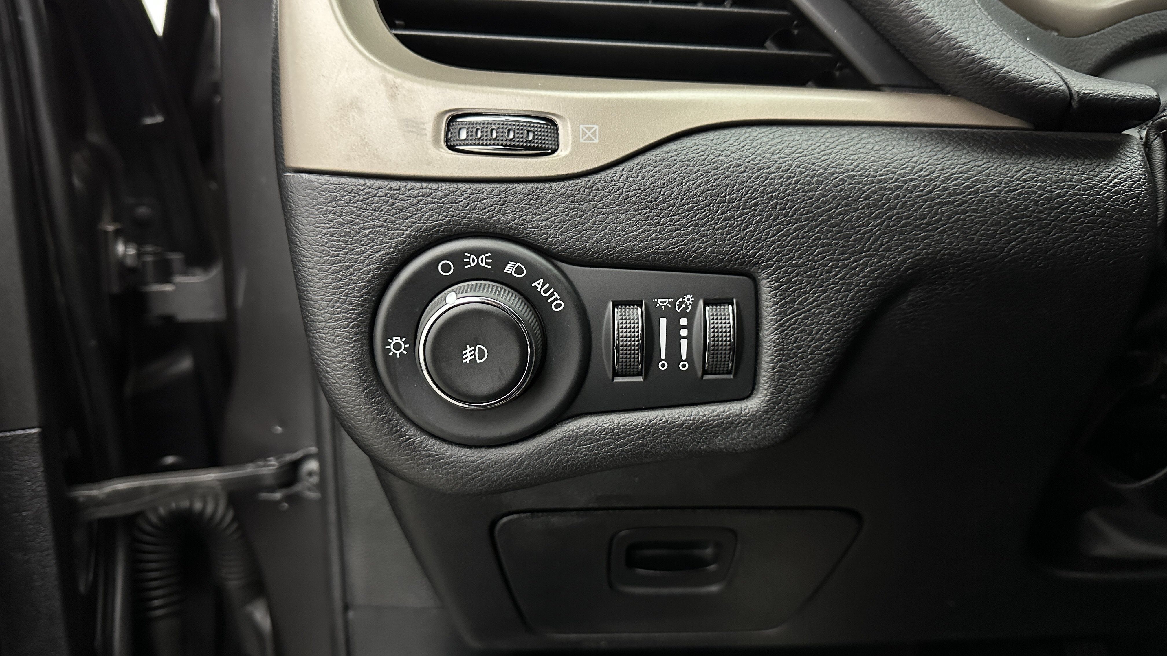 Used 2017 Jeep Cherokee Limited FWD image 17