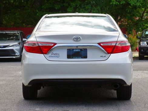 Used 2015 Toyota Camry XLE w/ Moonroof Package FWD image 9
