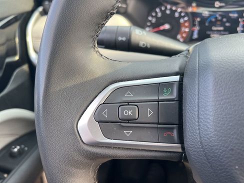 Used 2025 Jeep Compass Limited image 16