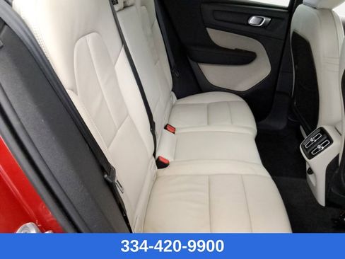Used 2022 Volvo XC40 T5 Momentum image 15