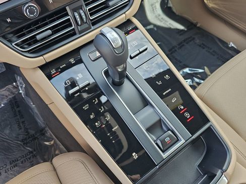 Certified 2025 Porsche Macan AWD/4WD image 31