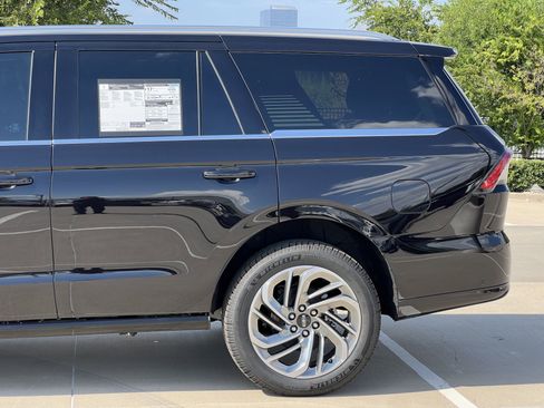 New 2025 Lincoln Navigator Reserve image 6