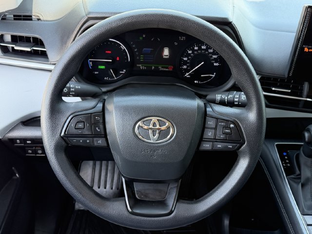 Used 2025 Toyota Sienna LE FWD image 12