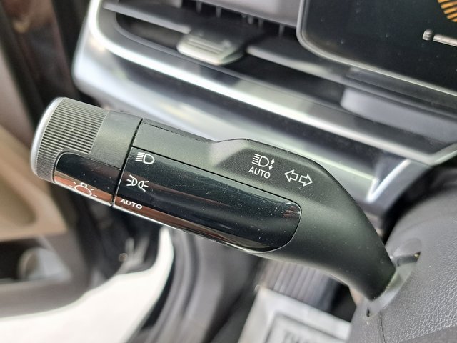 Used 2025 Kia Carnival FWD image 12