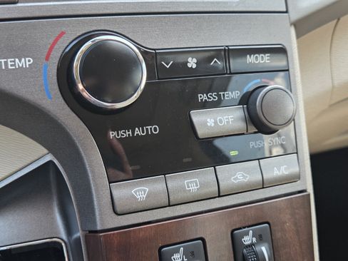 Used 2011 Toyota Venza AWD w/ Comfort Pkg image 17