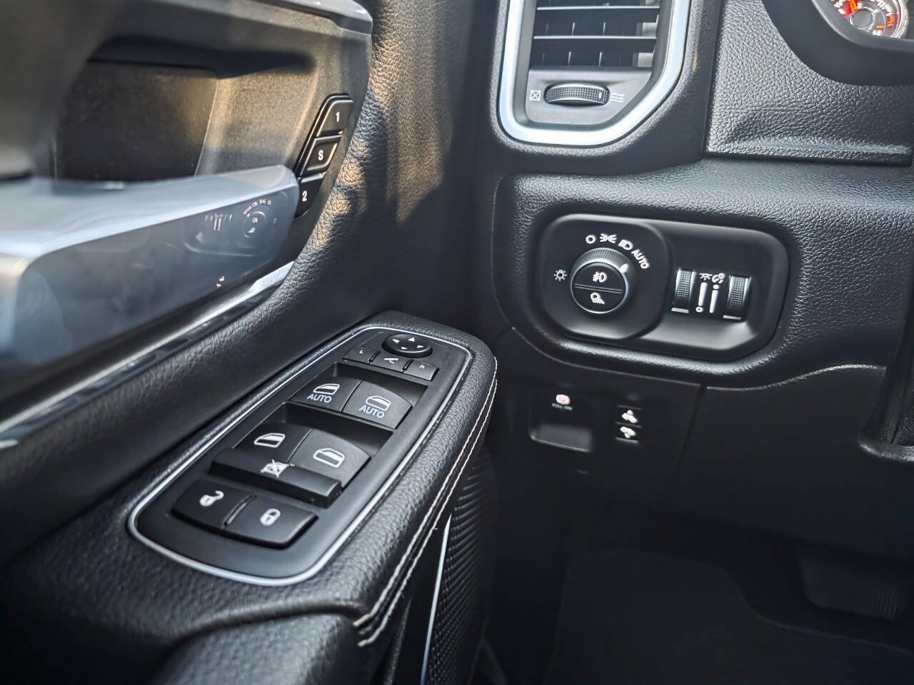 Used 2020 RAM 1500 Laramie AWD/4WD image 28
