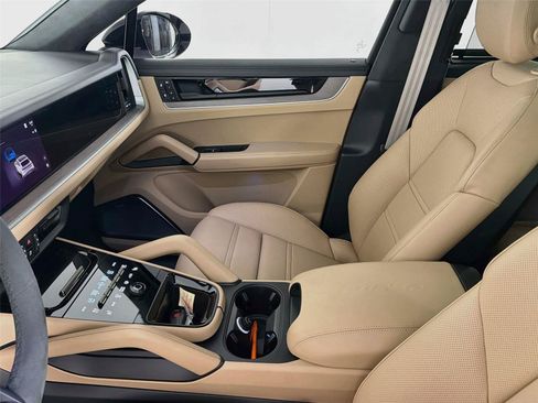 Certified 2025 Porsche Cayenne Turbo AWD/4WD image 29
