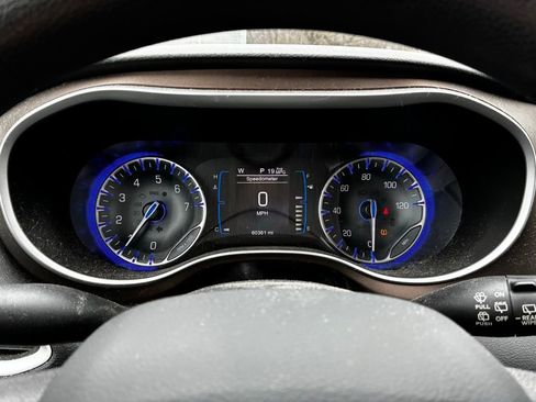 Used 2017 Chrysler Pacifica Touring FWD image 27
